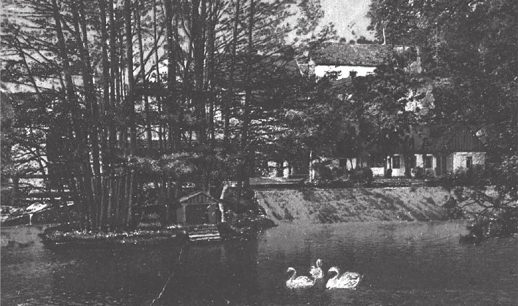 V roce 1929 byl zároveň zbourán i původní železný most u zámku a přes řeku byly vystavěny dva nové silniční betonové mosty zatěžovací I.