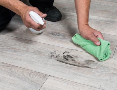 DOPORUČENÉ PROSTŘEDKY NA ÚDRŽBU Zvolte si prostředky na údržbu IVC Accessories, které jsou speciálně vyvinuté a prodlužují životnost vaší podlahy IVC Floors