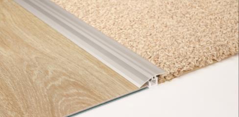 a moderní vzhled - Vnitřní a vnější rohová schodová hrana na podlahy LVT Dryback na zacvaknutí Poznámka: Podlahy IVC Floors