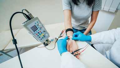 pacientům i pacientům hospitalizovaným na odděleních a klinikách Nemocnice Na Bulovce. Provádíme kontinuální rehabilitaci v interních i chirurgických oborech.