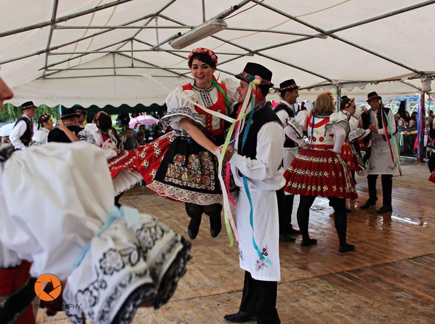 Po dotančení šla Velká chasa uctít památku položením kytice k pomníku. Celý krojovaný průvod za doprovodu muzikantů vyrazil zvát spoluobčany na odpolední program pod máju.