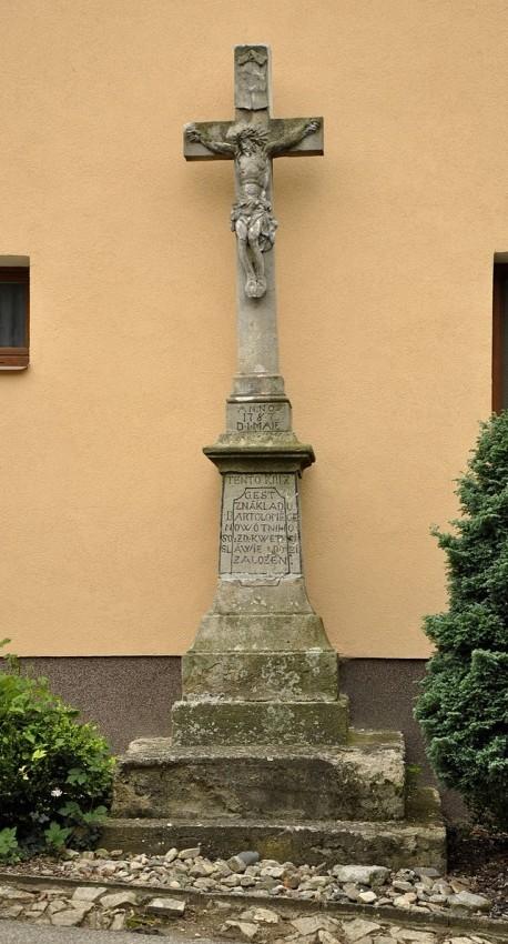 Máje Tento kříž jest z nákladu Bartoloměje Novotného so:zd: (souseda zdejšího) k větší slávě Boží založen Z matriky Nové Vsi: