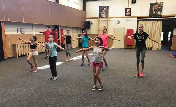 Sport Centrum Chanos Zumba pro děti (identifikační číslo: 32) Eva Karbanová, DiS. hala Sport centrum Chanos den a čas: úterý 17:00 18:00 cena za pololetí: 300 Kč Už jste zkusili zumbu?