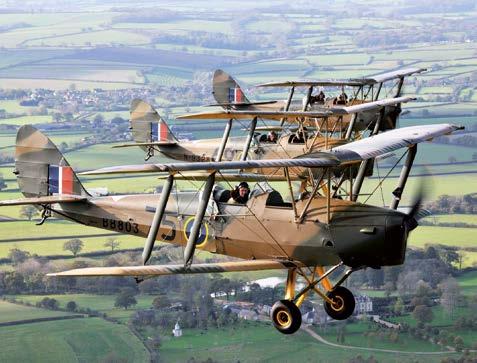 Letní tábory Všechny děti si musí odřídit svůj povinný let letadlem. Nejdříve studují teorii a létají na simulátorech, pak pod dohledem instruktorů pilotují skutečná motorová letadla.