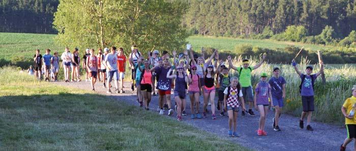 Letní tábory Mystérium bratrstva klíčníků První prázdninovou sobotu se na táborové základně ve Zhořci schází opět po roce naše velká táborová rodina.