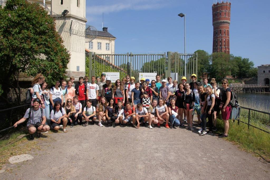 a) základní údaje o škole, jimiž jsou název, sídlo, charakteristika školy, zřizovatel školy, údaje o vedení školy, adresa pro dálkový přístup, údaje o školské radě název školy Základní škola Na