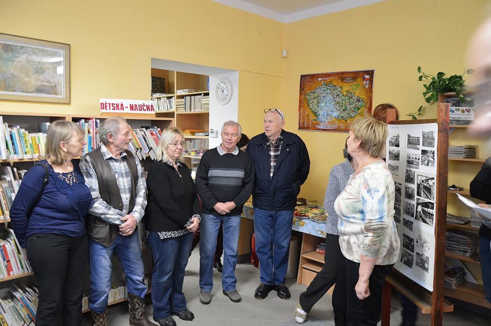 Každá fotografie má svou historii a připomene kousek minulosti, která by zůstala zapomenutá. Snad každý návštěvník se na fotografiích poznal nebo alespoň své rodiče, sousedy či známé.