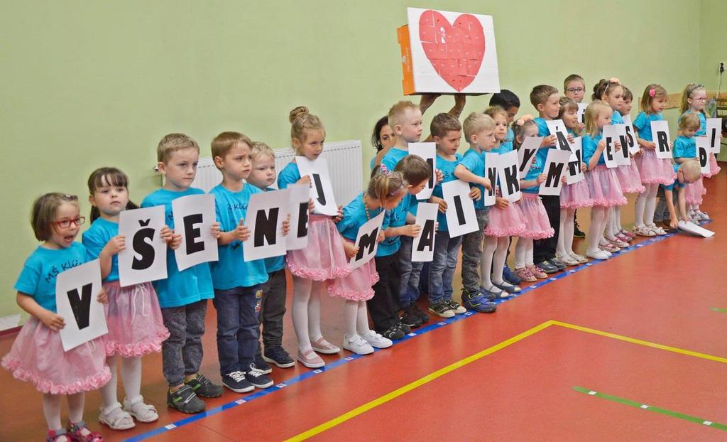 DEN MATEK Svátek maminek jsme oslavili v tělocvičně v Horním Podluží v pátek 18. května. Děti z místní mateřské školy si připravily přehlídku módních značek a taneční vystoupení se stuhou.