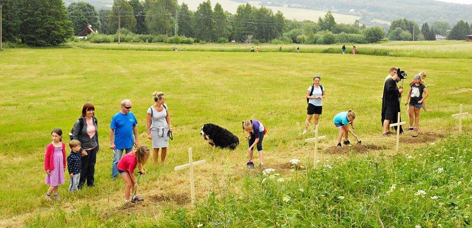 Proměnit se v něco nebo v někoho krásnějšího bylo možné malováním na obličej, pro šikovné ruce byla připravena dílnička s keramikou a občerstvit se bylo možné u p.