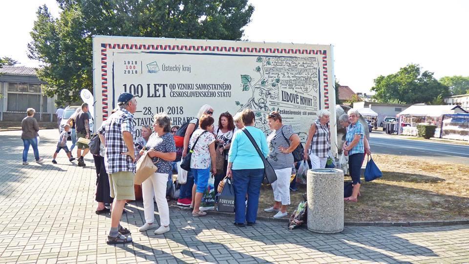 Při příjezdu se účastníci zájezdu rozešli po výstavišti. Někteří hledali sadbu, květiny nebo zahradní potřeby.