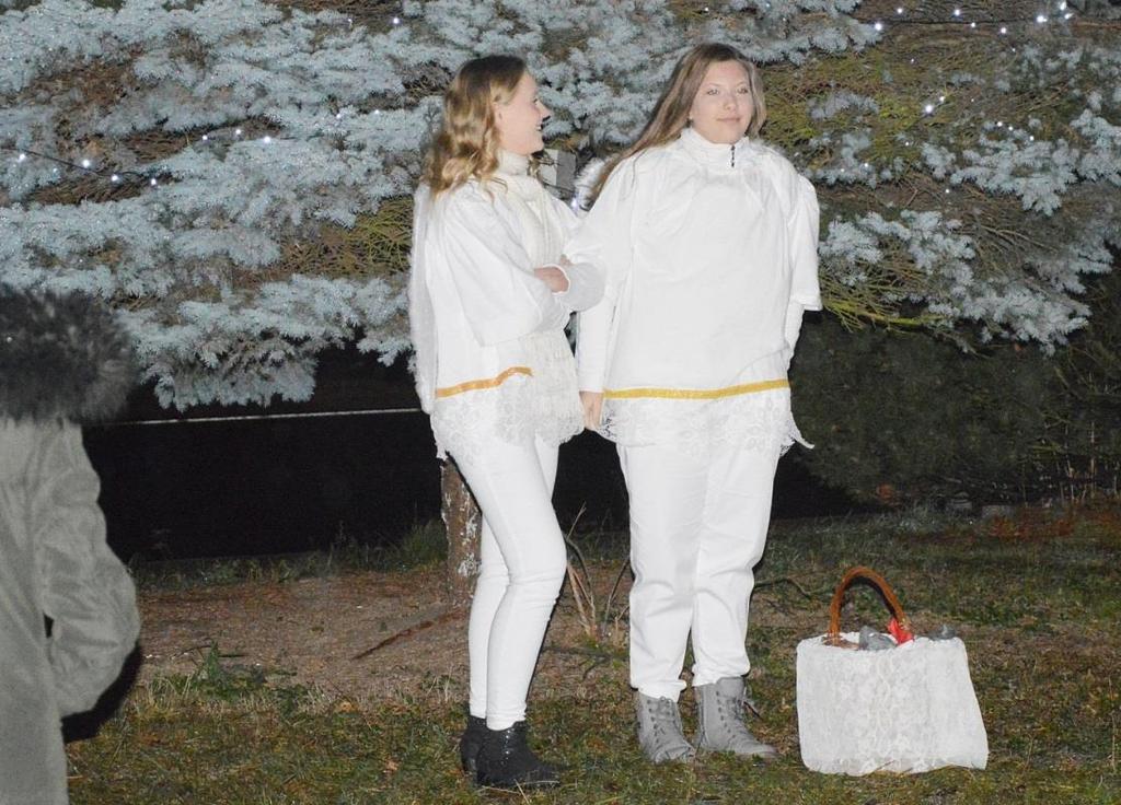 ZAHÁJENÍ ADVENTU V podvečer 1. adventní neděle jsme se sešli před obecním klubem, abychom si společně rozsvítili vánoční strom.