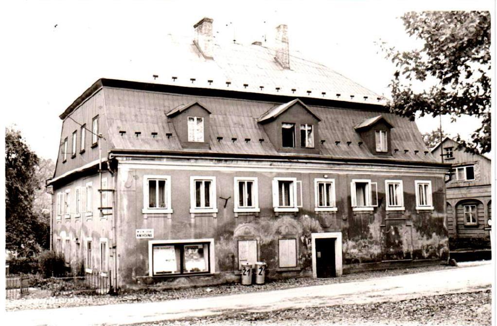 KNIHOVNA Z historie knihovny: - kolem roku 1950 byla obnovena místní lidová knihovna zásluhou paní Dvořáčkové - 1973