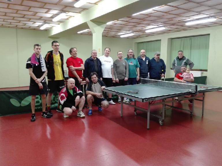 TĚLOCVIČNA - SPORTOVNÍ KLUB Nachází se v budově bývalé Jednoty - vedle Hotelu Slavie. Správcem je Václav Friš. Tělocvična je využita po celý týden, např.