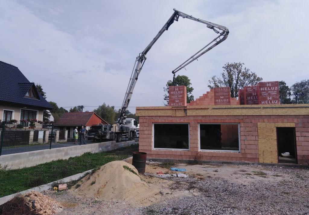 V září započali stavbu prodejny, kanceláří a zázemí, většinu stavby