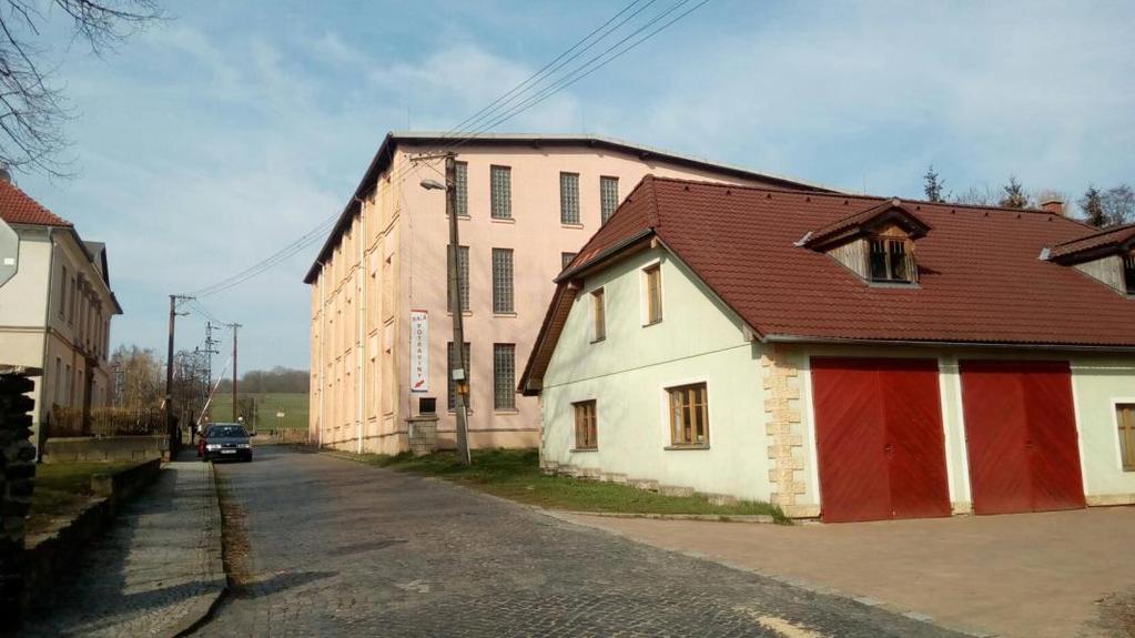 PRODEJNA SMÍŠENÉHO ZBOŽÍ Nachází se v budově bývalého skladu Tesla a provozuje ji