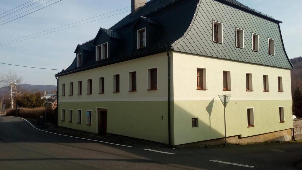 U LAŠTŮVKŮ Nachází se v obecním domě Ž 1 v přízemí. Nájemce p. Kuča provozuje jako klubovnu.
