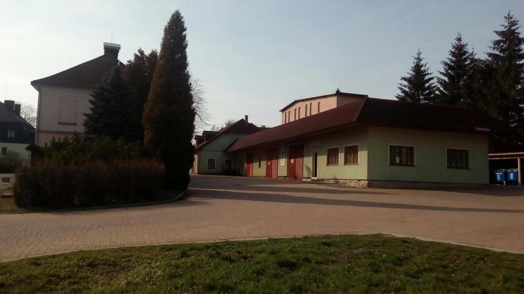 Veřejná zasedání zastupitelstva se konají vždy ve středu od 17 hodin v místním obecním klubu - nejdéle jednou za tři měsíce. Veřejné zasedání zastupitelstva dne 28. února.