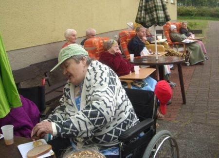 Opékání párků 24.