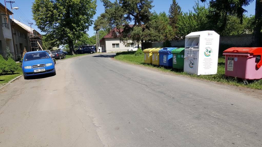Bystročic, jednostranná zástavba pouze vlevo, parkování se