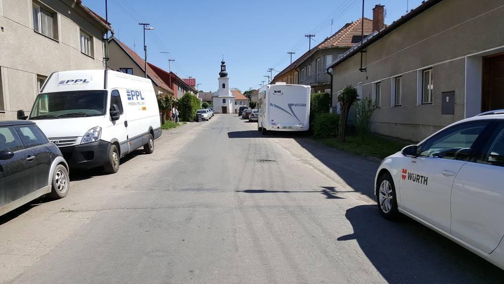 centrální části přímého úseku mezi křížkem a kapličkou.