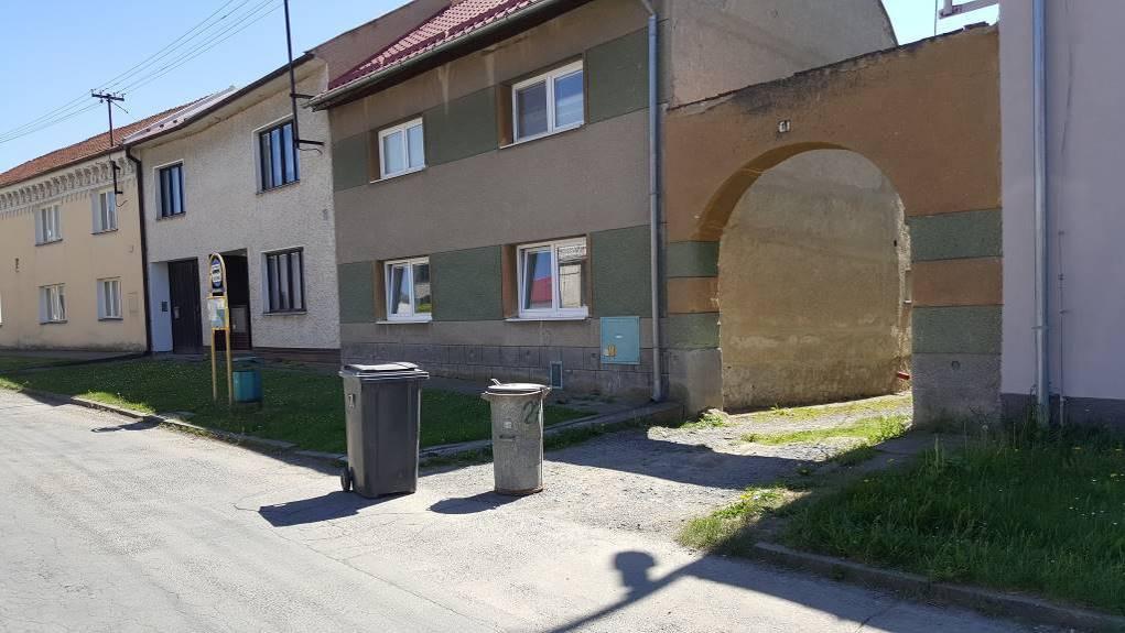 Autobusová zastávka Bystročice, Žerůvky, kaplička ve