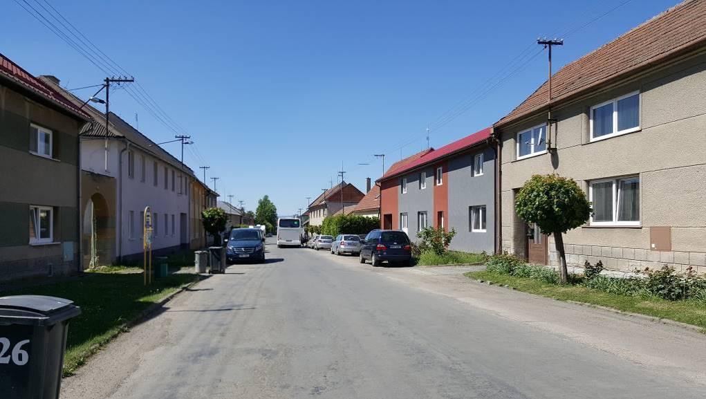 Žádné stavební vybavení zastávky, pouze označník.