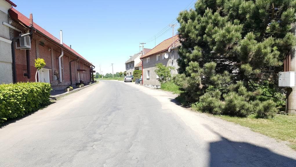 Zastávka vybavená přístřeškem, ale bez regulérního