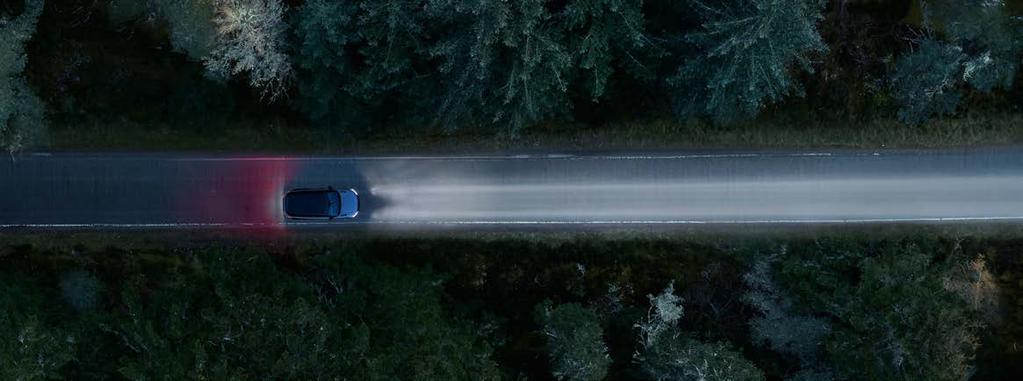 TLUMENÁ SVĚTLA LED 145 M SVĚTLOMETY S VYŠŠÍ SVÍTIVOSTÍ, BEZPEČNĚJŠÍ JÍZDA V NOCI Range Rover Velar je standardně kompletně vybaven vnějším osvětlením využívajícím technologii LED.