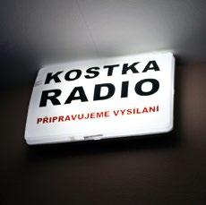Kromě standardního vybavení pokoje nábytkem je studentům umožněno využívat i vlastní zařízení a elektrospotřebiče - např. lampy, televizor, minilednice, vlastní PC.