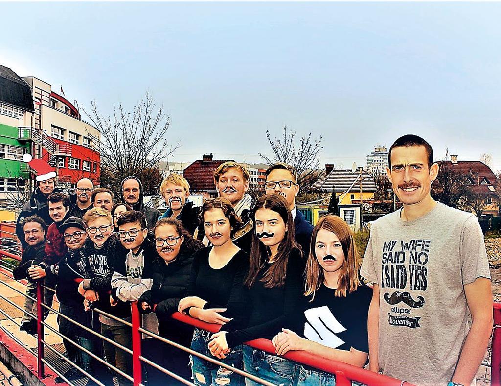 Ze života školy 21 MÓČKA Z KOSTKY Říká se, že správný muž má mít v kapse nůž. Jenže každé malé dítě také ví, že nože do školy nepatří. Co teď?! Šance býti považován za správného muže povážlivě klesají.