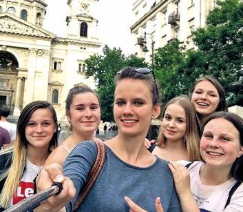 listopadu dohladka oholí svou tvář a následujících devětadvacet dnů s většími či menšími úspěchy pěstuje, opečovává a hýčká svůj odznak mužnosti pod čichovým ústrojím.