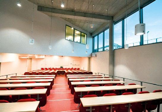 Už proto, že znalost definic, která je v mnohých školách urputně požadována, není vědění, vědění přichází až s porozuměním.