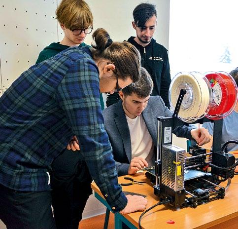 Orientuje se v hardwarových parametrech současných počítačů i síťových prvků, umí efektivně zvolit a používat vhodný software, je schopen pracovat s počítačovou grafikou, vytvořit