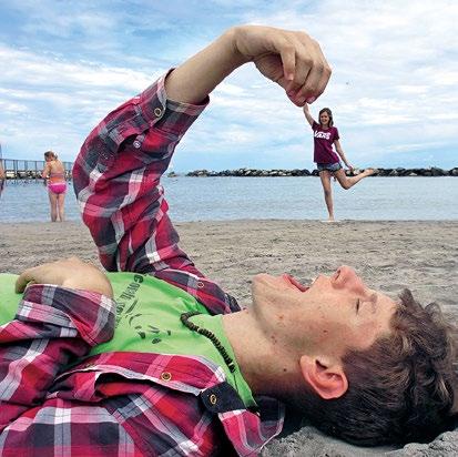 Zná nejen teorii komunikace, žurnalistiky, dějiny kultury, ale především je schopen se písemně a slovně vyjadřovat na úrovni odpovídající vysokým nárokům, které jsou na pracovníky