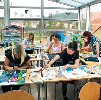 2018 vyučujeme tento obor ve třech studijních zaměřeních: HUMANITNÍ STUDIA A PSYCHOLOGIE TĚLESNÁ VÝCHOVA A SPORT HUDEBNÍ A VÝTVARNÁ UMĚNÍ U pedagogických oborů je provozována