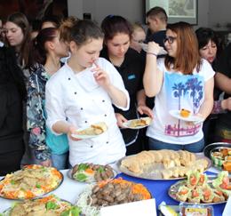 Se studenty vybraných škol jsme navštívili farmu Otročín a mlékárnu Hollandia Karlovy Vary, M & M Bio ovčí farmu v Šonově a Dvorský kozí statek v Olešence.