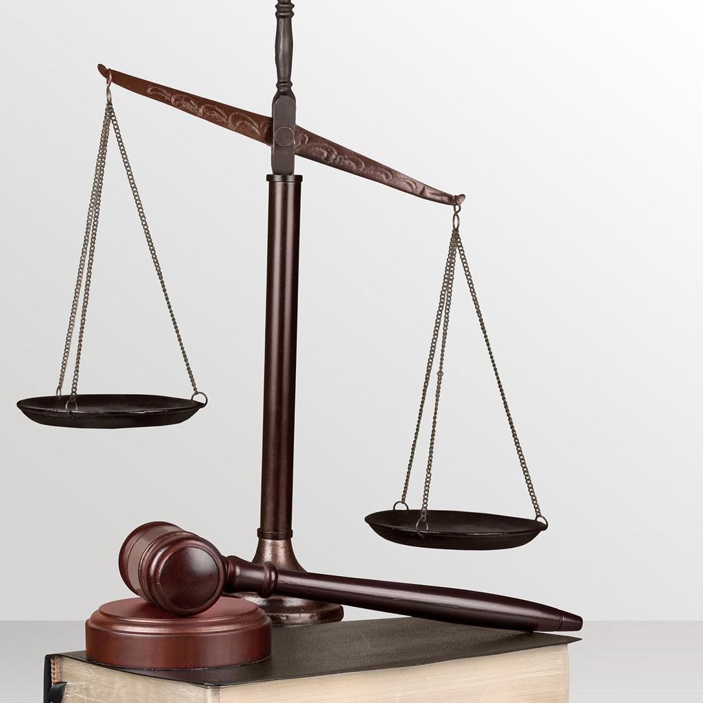 14 LEGISLATIVNĚ-PRÁVNÍ ODBOR Legislativně-právní odbor (dále jen LPO) vede evidenci smluv a zodpovídá za jejich uzavírání, poskytuje odborným útvarům právní služby a zastupuje nemocnici před soudy a