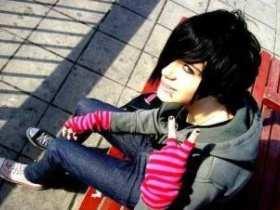 Příloha č. 3: Obrazová příloha Obrázek 1: Příslušník subkultury Emo Převzato 9. 7. 2009 z: http://images.google.cz/imgres?imgurl=http://www.theotherrussia.