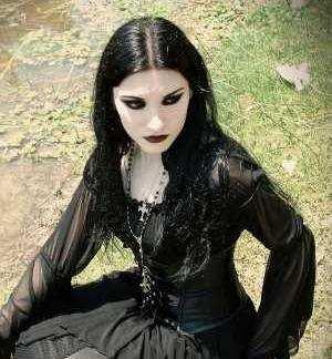 Obrázek 2: Dívka subkultury Gothic Převzato 9. 7. 2009 z: http://images.google.cz/imgres?imgurl=http://2.bp.blogspot.com/_4oa536veuy4/r39pcpdulvi/aaaaaaaaabi/p_mvsrl57 I/s400/goth.