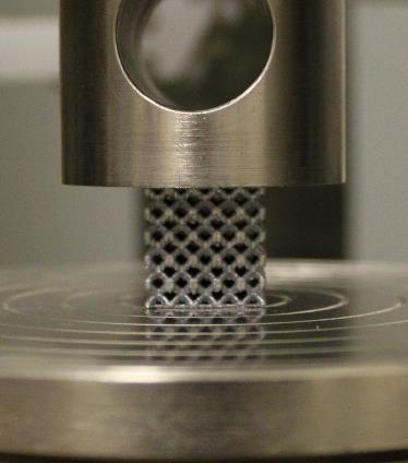 poškození. Tahová i tlaková zkouška budou provedeny (viz Obr. 6-9 a a b)) se zatěžováním rychlostí 2 mm min -1 (neuvažován vliv rychlosti poměrné deformace). a) b) Obr.