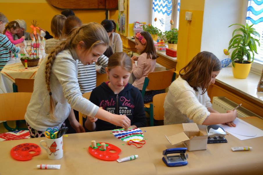 FORMY NAŠÍ PRÁCE Naše školní družina organizuje pravidelnou zájmovou činnost ve všech svých odděleních, pořádá pravidelné i příležitostné akce, což znamená aktivity jednotné pro celou družinu, či
