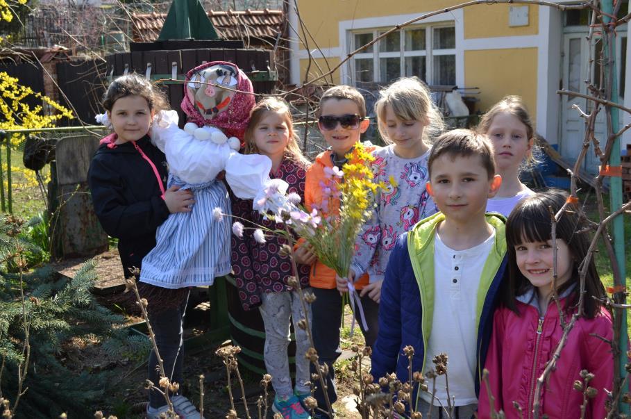 EKONOMICKÉ PODMÍNKY Při zařazení dítěte do školní družiny je vybírána tzv. úplata za ŠD. Vybírá se ve dvou intervalech. Z této úplaty je hrazeno určité procento provozních nákladů.