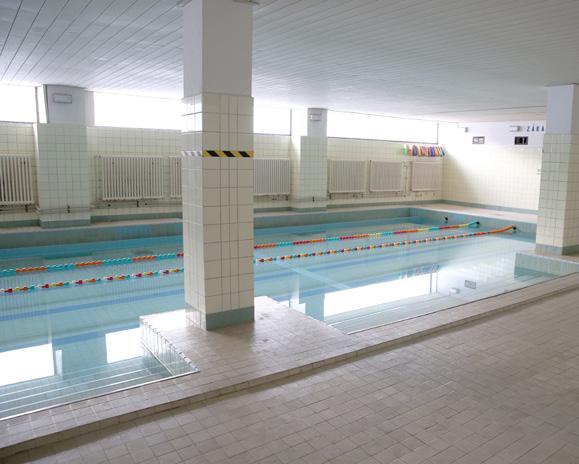 Město má přes padesát školních zařízení, celkem 21 základních a 30 mateřských škol.
