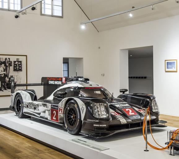 Září 2019 Unikát v rodném domě Porscheho Expozici rodného domu Ferdinanda Porscheho ve Vratislavicích obohacuje nový unikátní exponát, a sice vítězný vůz závodu 24 hodin Le Mans z roku 2016.