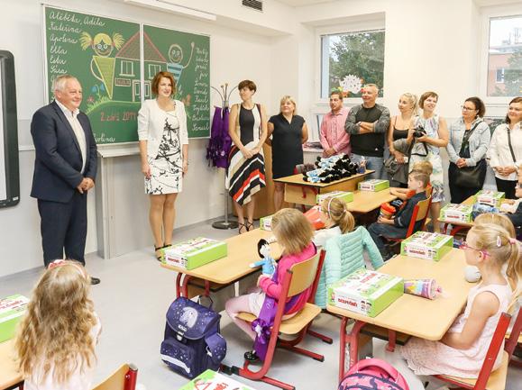 Září 2019 9 Z města a radnice Do zrekonstruované školy v Ruprechticích se vrátily děti Pro všechny školou povinné nezačíná rok v lednu, ale v září, a letní prázdniny jsou pro ně významnějším předělem