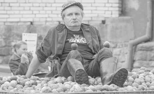 Nechyběl dobrý burčák, košt vína či speciality na grilu. (SAL) Issová, Malý i Polívka natáčejí na Uherskobrodsku NATÁČENÍ FILMU Filmový štáb čítá pět desítek lidí.