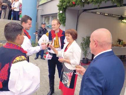 Mezitím však městem prošel hodový průvod a poté se celá chasa společně se svými stárky přesunula na nádvoří, kde požádali starostu o