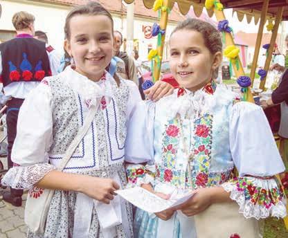 Oběma je 23 let a jsou dlouholetí kamarádi, kteří spolu chodí na hody pravidelně.