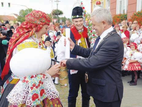 děti. V sobotu vedla krojový průvod pro povolení od starosty Josefa Bazaly, kterého se stárci dočkali.