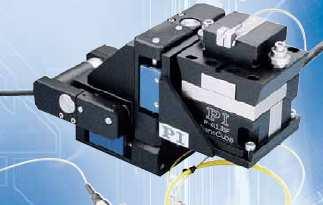 Physik Instrumente. Nanocube P-611.3S umožňuje pohyb ve třech osách s rozsahem 120x120x120 µm.